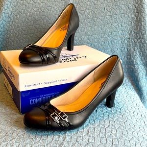 BRAND NEW - LifeStride with memory foam black heels